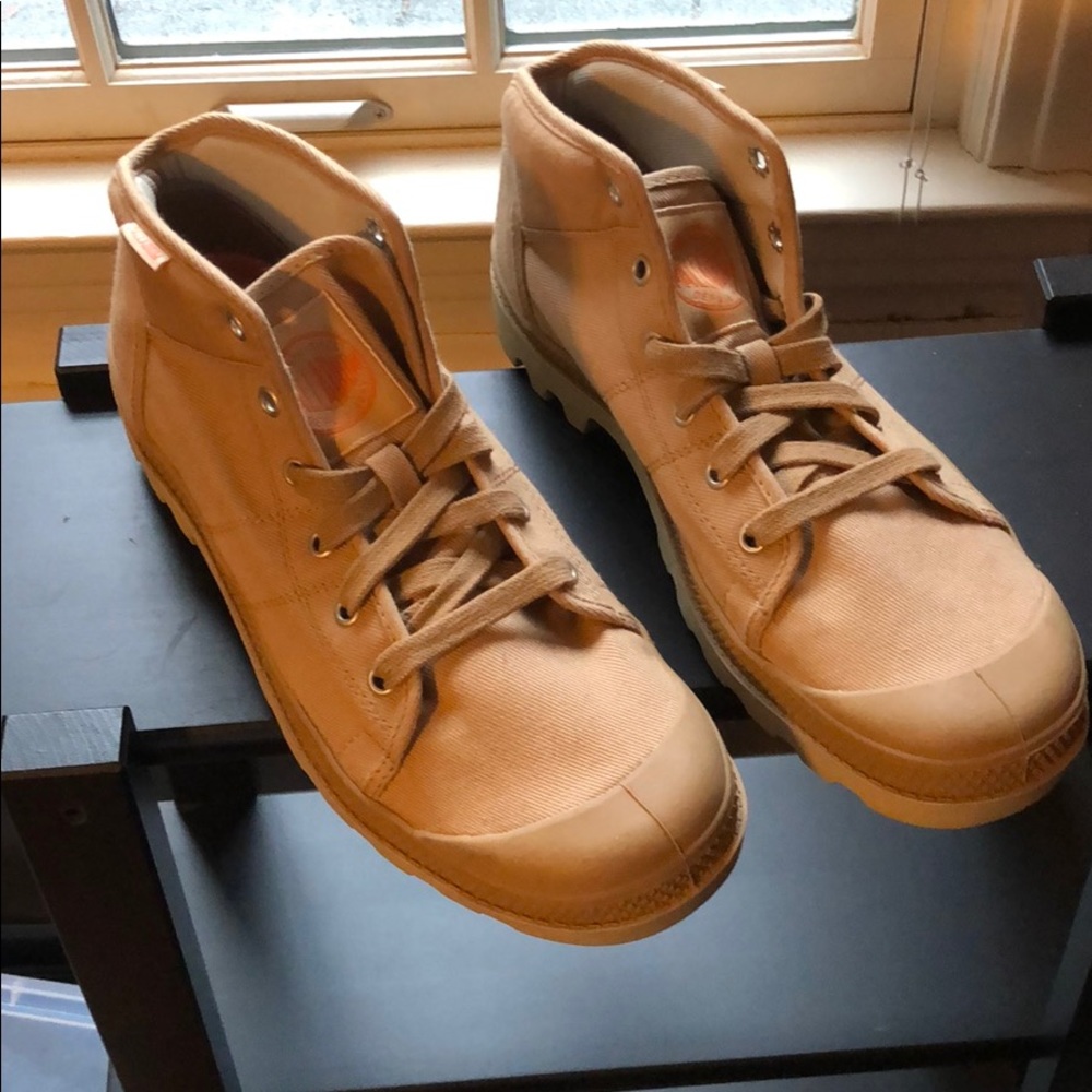 Palladium mid-cut boot